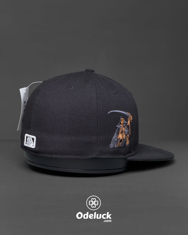 نمای پشت کلاه نیو ارا 59FIFTY با لوگوی MLB و گلدوزی فرشته مرگ کد 489