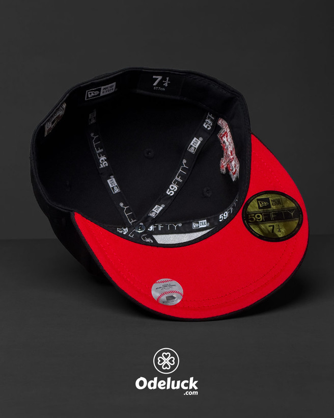 نمای داخل کلاه نیو ارا 59FIFTY با زیره نقاب قرمز و نواردوزی داخلی کد 490
