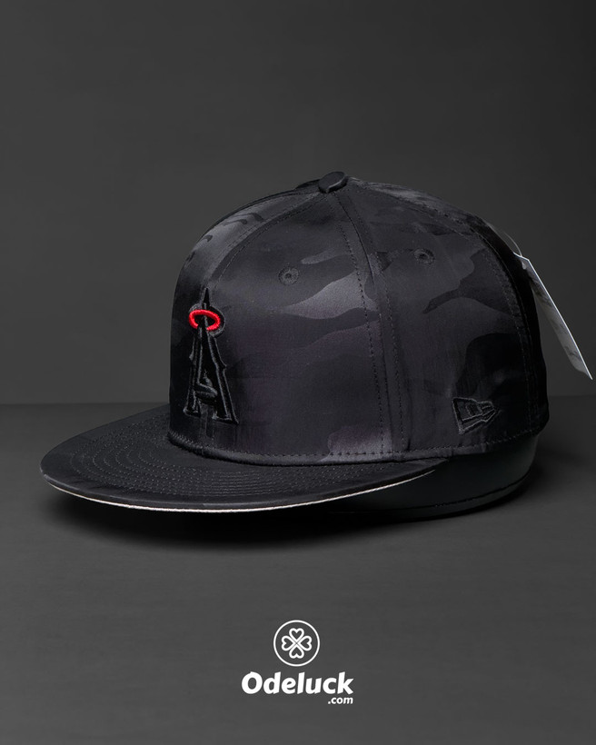 نمای جانبی کلاه نیو ارا 59FIFTY چریکی با لوگوی Angels و نقاب صاف کد 491