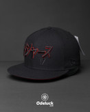 نمای جانبی کلاه نیو ارا 59FIFTY مشکی با نقاب صاف و گلدوزی قرمز کد 492