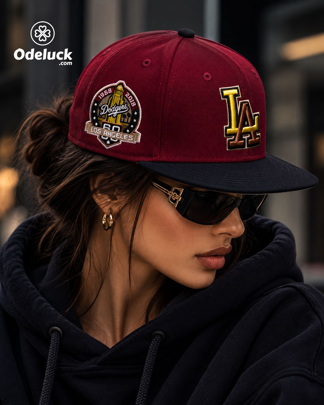 استایل زنانه با کلاه بک‌فیت زرشکی نیو ارا LA Dodgers مدل 60th Anniversary کد 493