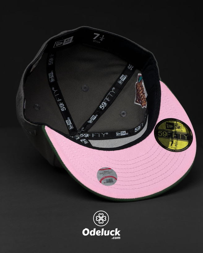 نمای داخل کلاه بکفیت 59FIFTY سایز 7 1/4 با زیره نقاب صورتی کد 510